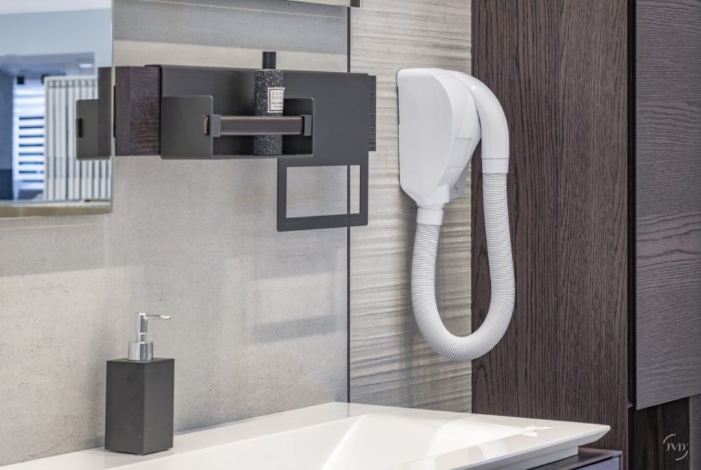 Wall-mounted hair dryer Caraïbe white